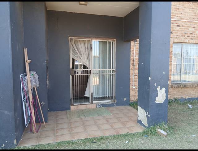 2 BEDROOM SECTIONAL TITLE FOR SALE IN GREENHILLS EXT 3